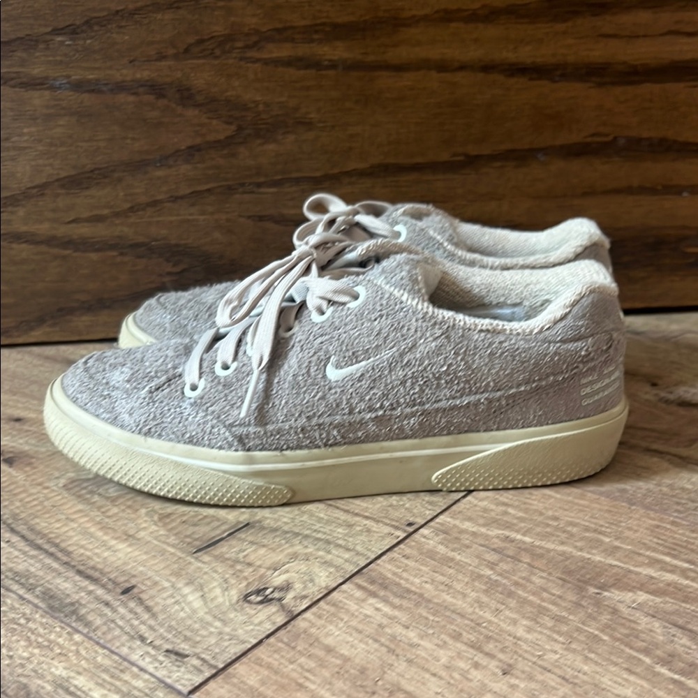 Nike Tan Sneakers Sleek Versatile Design